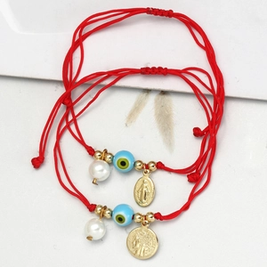 Zweiteiliges rotes Kordelarmband-Set mit bösem Blick und goldenen religiösen Anhängern