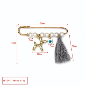 Vue détaillée de la broche œil maléfique avec chien ballon, perles et glands