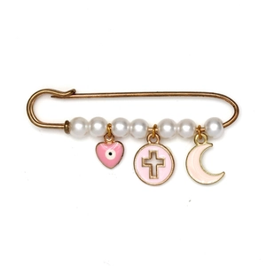 Détail de l'épingle à nourrice œil porte-bonheur avec perles et breloques roses