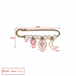 Détails d'une broche œil protecteur de 60mm avec perles et breloques cœur et croix