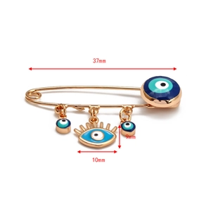 Detailansicht der Evil-Eye-Brosche mit Maßen von 37 mm Länge und Wimpern-Anhänger-Detail