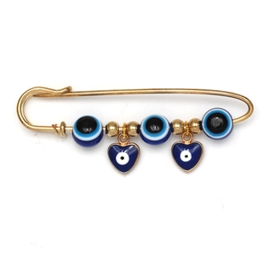 Gouden veiligheidsspeld broche met blauwe boze oog kralen en hartvormige hangers
