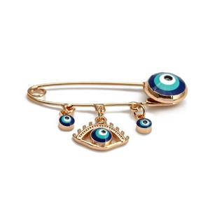 Detail einer goldenen Sicherheitsnadel-Brosche mit blauen Talismanen und Emaille