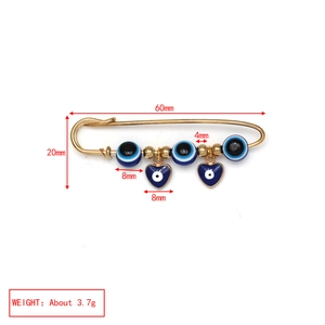 Detail van de boze oog veiligheidsspeld broche met blauwe hartjes en kralen