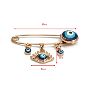Detailansicht der Evil Eye Sicherheitsnadel-Brosche mit Vergoldung und 37mm Maßangaben