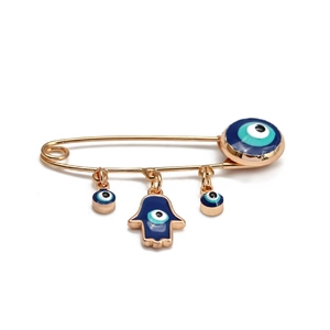 Goldene Sicherheitsnadel-Brosche mit Auge der Fatima und Hamsa-Hand-Anhängern in Blau