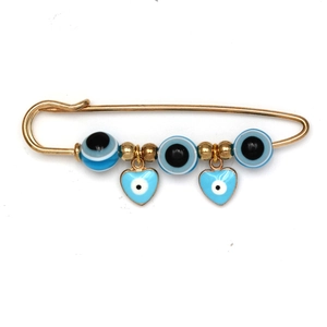 Detail van de Evil Eye veiligheidsspeld-broche met gouden afwerking en blauwe hartjes