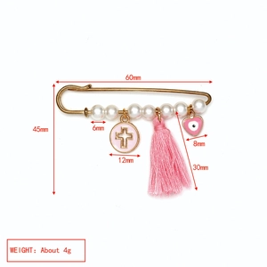 Détails de la broche mauvais œil avec perles, pompon rose et dimensions du produit
