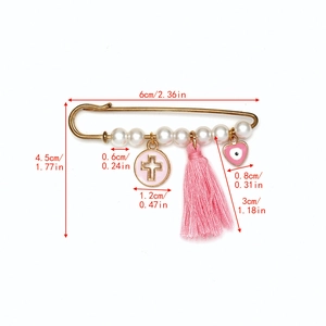 Vue détaillée de la broche épingle à nourrice mauvais œil avec pompon rose et perles