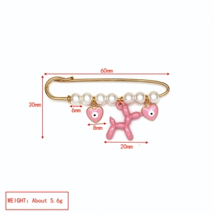 Détail de la broche œil protecteur avec cœurs roses et chien ballon, longueur 60 mm