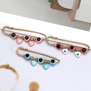 Gouden veiligheidsspeld broches met boze oog kralen en hartjes in roze, rood en blauw