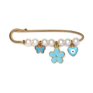 Détail de la broche œil bleu avec perles blanches et breloques en émail sur épingle dorée