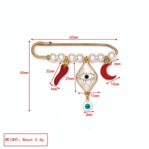 Vue détaillée de la broche perle Evil Eye montrant les dimensions des pendentifs