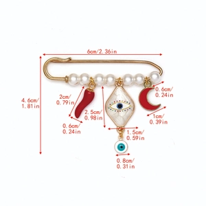 Détails de la broche Evil Eye avec pampilles, dimensions 6cm sur 4,6cm et perles