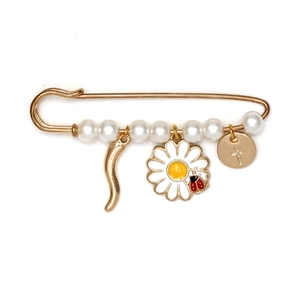 Détail d'une broche dorée avec œil porte-bonheur, perles, marguerite et pendentif croix
