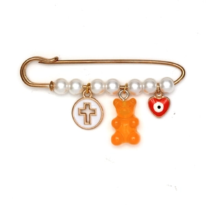 Détail du pendentif cœur mauvais œil et de l'ours en gomme sur broche perle dorée