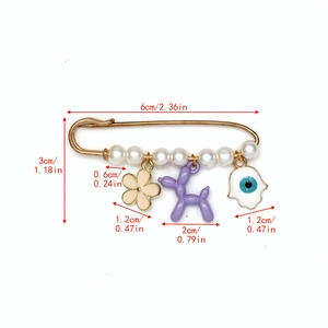 Vue détaillée de la broche épingle à nourrice Evil Eye avec perles et breloques Hamsa
