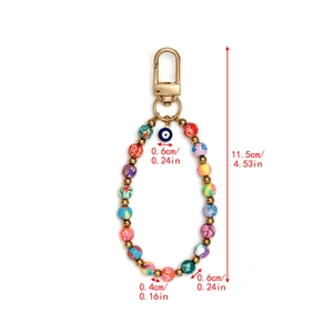 Detalle del llavero ojo turco con cuentas de colores y marcas de medida de 11,5 cm