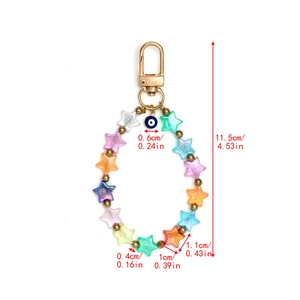 Detalle de cuentas de estrellas de colores y colgante de ojo turco azulado