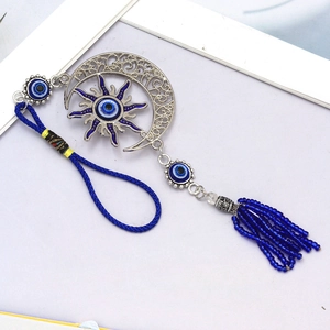 Détail du pendentif œil maléfique en alliage argenté avec lune, soleil et glands bleus