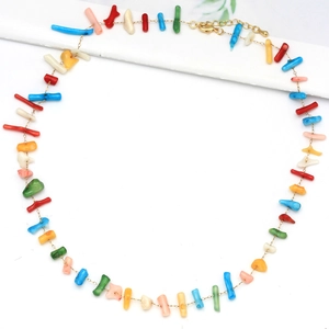Collier bohème à perles colorées et chaîne dorée avec pendentifs en pierre
