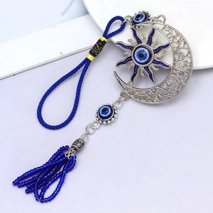 Détail de l'ornement œil maléfique soleil et lune avec pompons bleu foncé