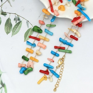 Collier de perles en pierres naturelles colorées avec chaîne dorée réglable sur marbre