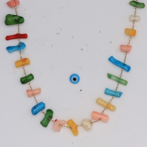 Gros plan détaillé du collier de perles colorées avec un pendentif œil porte-bonheur