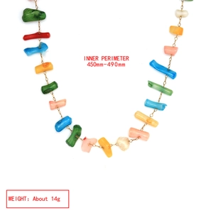 Détail du collier de perles en pierre colorée, circonférence 450-490mm et poids 14g
