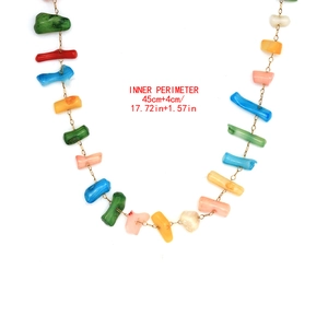 Collier de perles irrégulières colorées avec chaîne extension de 45 cm plus 4 cm