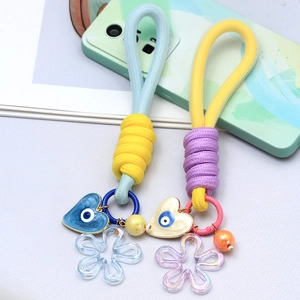Set dettagliato di portachiavi Evil Eye blu e viola con ciondoli a cuore e nappe