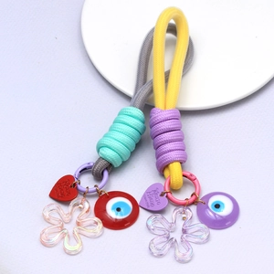 Portachiavi malocchio con corde colorate intrecciate, ciondoli a fiore e targhette a cuore