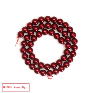 Makro-Detail der 8mm tiefroten Perlen für DIY-Schmuck mit polierter Oberfläche