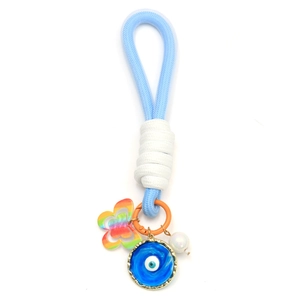 Portachiavi occhio blu con nappa, farfalla arcobaleno e perla su sfondo bianco