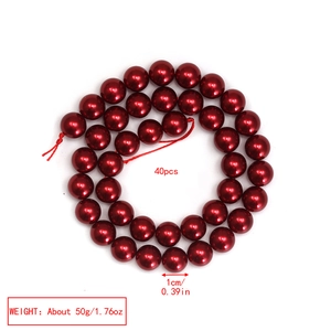 Makroaufnahme von 40 tiefroten glänzenden Perlen für DIY-Schmuck mit 1cm Durchmesser