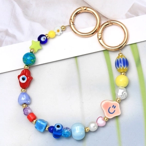 Hamsa-Hand und Evil Eye Schlüsselanhänger mit bunten Sternen, Perlen und goldenen Ringen