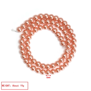 Makro-Detail von 6mm rosa Muschelperlen in Spiralform für DIY-Schmuckherstellung