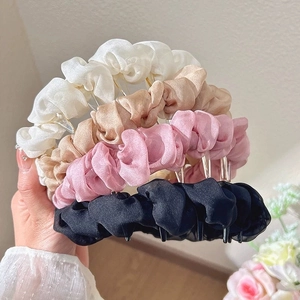 Lot de quatre serre-têtes en seersucker blanc, doré, rose et noir pour femmes
