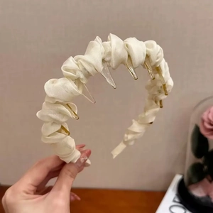 Détail d'un serre-tête en seersucker blanc avec des dents antidérapantes ambrées