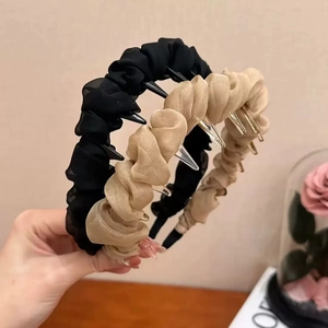 Détail de serre-têtes en seersucker avec dents antidérapantes en noir et beige