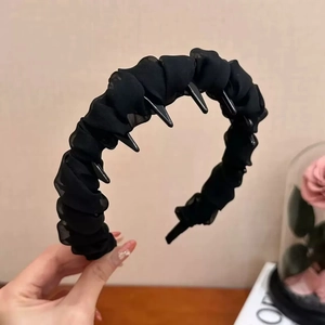 Détail du serre-tête en seersucker noir montrant les dents antidérapantes à l'intérieur