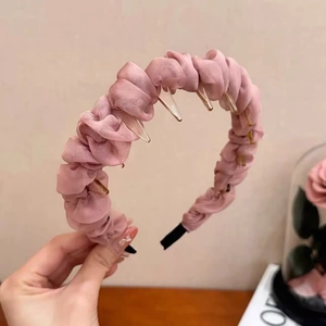 Détail du serre-tête rose en seersucker avec texture plissée et dents antidérapantes