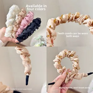 Détails de quatre serre-têtes en seersucker avec dents de peigne intégrées pour cheveux