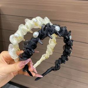 Dettaglio di cerchietti di lusso in tulle con perle negli stili nero e bianco