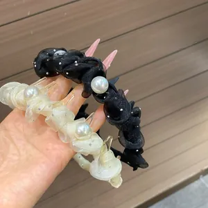 Cerchietto elegante in rete con grandi perle e strass nei colori bianco e nero