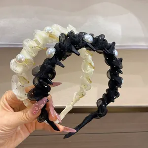 Elegante cerchietto in tulle pieghettato con perle in nero e crema per donna