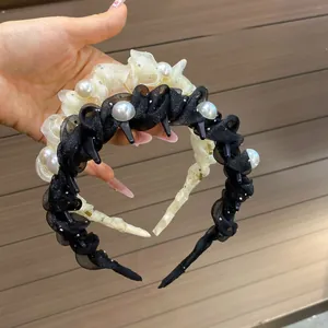 Dettaglio del cerchietto in tulle a rete con perle e design con denti antiscivolo