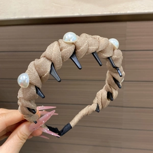 Close-up of champagne woven headband with luxury cream pearls and anti-slip teeth detail