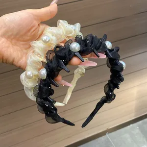 Dettaglio di cerchietti in tulle con perle e dentini interni per una tenuta sicura