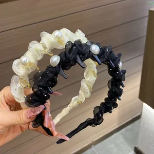 Elegante cerchietto in tulle plissettato con perle nei colori beige e nero da donna